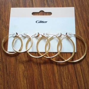 Guldiga hoops från Glitter - Jättefina hooos från glitter! Ej blivit använda då jag köpt fel storlek så är precis som nya 😊