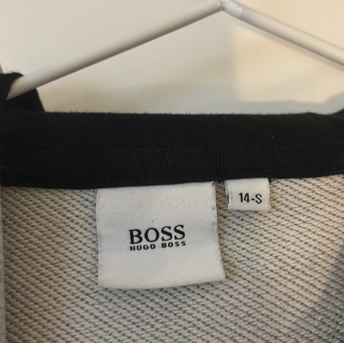 Grå hoodie från Hugo Boss med dragkedja - 3