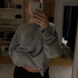 Grå sweatshirt - jättefin tröja i fint skick och lite oversized💓💓