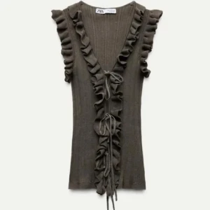 Grön ribbad topp med volang från Zara - Grön trendig topp från Zara som inte används, den är använd två gånger så den ser ny ut