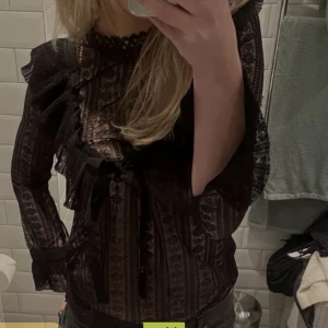 Spetsblus - Säljer min supersnygga svarta spetsblus som är perfekt till middagar eller fester!! Använd ett fåtal gånger 