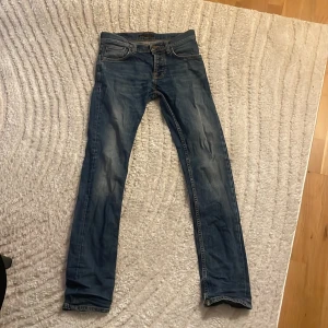 Nudie grim tim Jeans - Säljer dessa feta Nudie jeans med en riktigt skön tvätt! Eftersom att jag tyvärr inte kan ha dem. Modellen är grim tim | Skick: 9/10 | Storlek: 29/32 men har krympt lite 