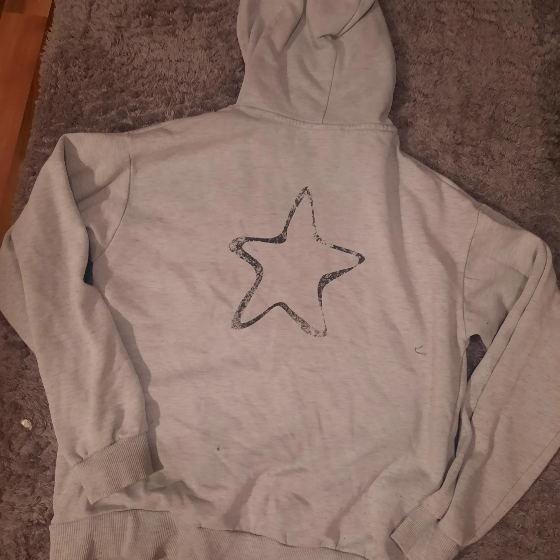 Grå hoodie från GINA - 1