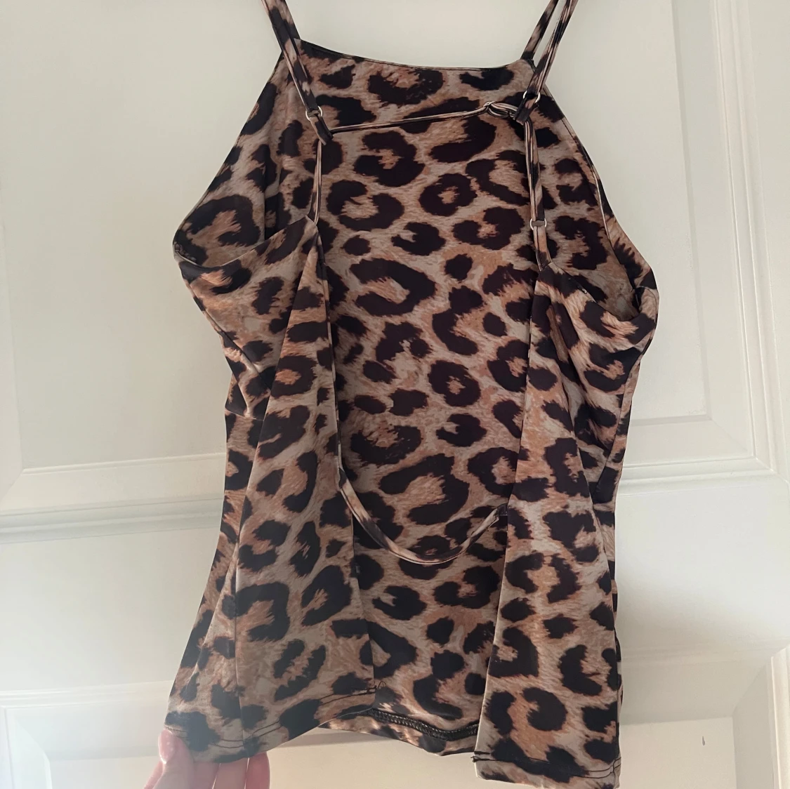 Leopardmönstrad topp med öppen rygg - 4