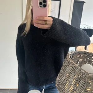 Stickad tröja - Svart stickad tröja från Gina Tricot! Säljer då jag har två stycken, skriv vid frågor eller för fler bilder 