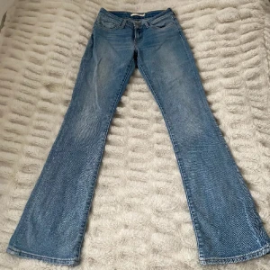 Levi's 715 lågmidjade bootcut ljusblå jeans - Säljer ett par lågmidjade Levi's 715 Bootcut jeans i ljusblå tvätt. Jag är 167 och de passar mig bra. De har lite defekter, ett hål i bakfickan (se bilderna) och sedan lite slitna längst ner (se också bilderna). Det är inget som stör.