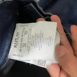 Blå Replay jeans, modell Anbass - Säljer ett par snygga blå Replay Anbass jeans med klassisk femficksdesign och diskreta slitningar. Jeansen har normal passform och är tillverkade i mjukt denimtyg med Replay-logga vid fickan. Perfekta för dig som gillar stilrena och bekväma jeans.