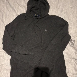 Kashmir holdie från Ralph Lauren - Asfet kashmir hoodie från Ralph Lauren i mörkgrå färg. Bra skick och bra pris. Storlek M sitter som S.