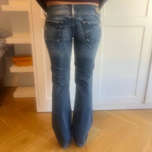marinblå lågmidjade bootcut jeans - tjejen i bilden är 165  💗