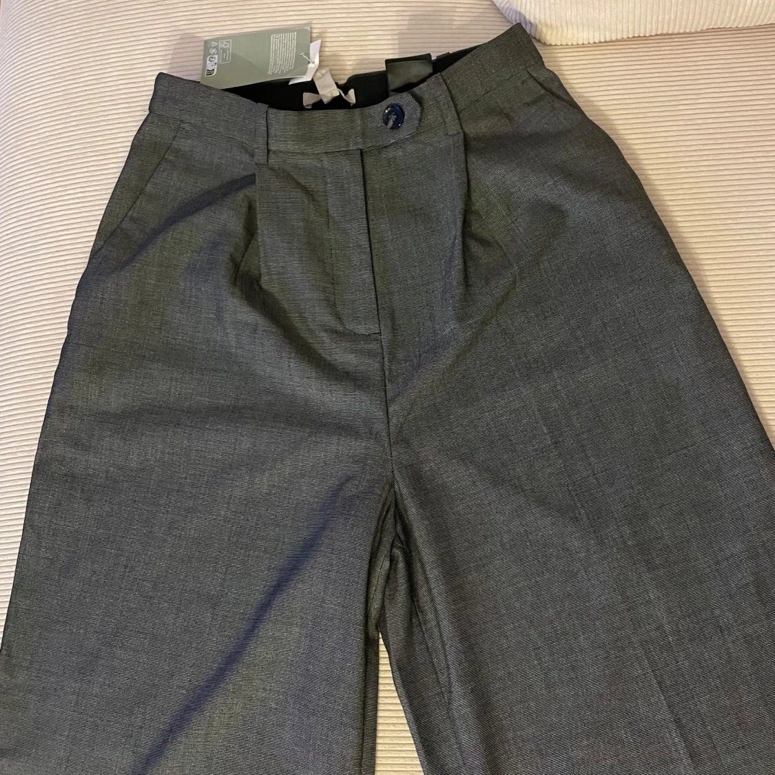 Grå vida kostymbyxor från H&M - 1