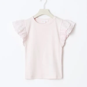 Ljusrosa topp med volangärmar - Supersöt ljusrosa topp med volangärmar och broderade detaljer. Toppen är ärmlös med breda volanger som ger en romantisk vibe. Tillverkad i mjuk bomull, perfekt för varma dagar. Enkel rund halsringning och rak passform.