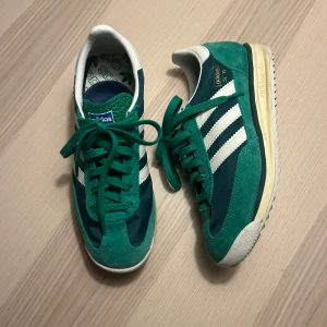 Adidas SL 72 gröna sneakers - Säljer ett par Adidas SL 72 sneakers i grön mocka och textil. Skorna har snörning, vit sula och retrovibbar. Använd en eller två gånger så därav inga synliga defekter. Perfekta nu till hösten om man vill ha lite mer färg! 