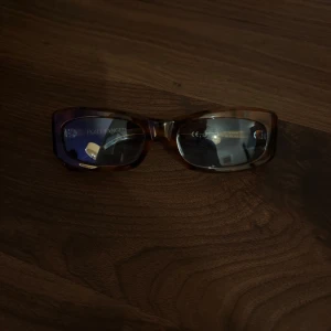 Port Tanger solglasögon - Solglasögon från Port Tanger. Använda ett fåtal gånger, inga repor eller märken på glasögonen! 