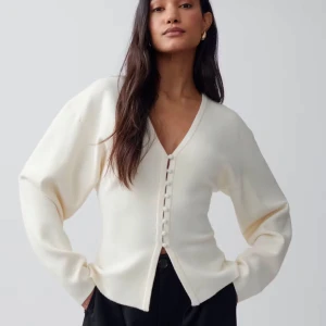 Shaped knitted cardigan - Intressekoll på denna superfina oanvända cardigan. 