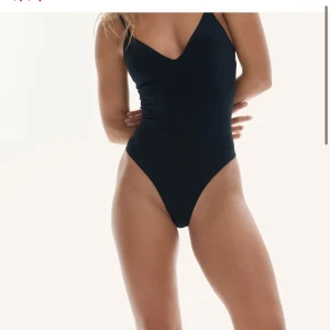 Svart Body - Säljer en oanvänd body då jag råkade beställa två styckna 🤍