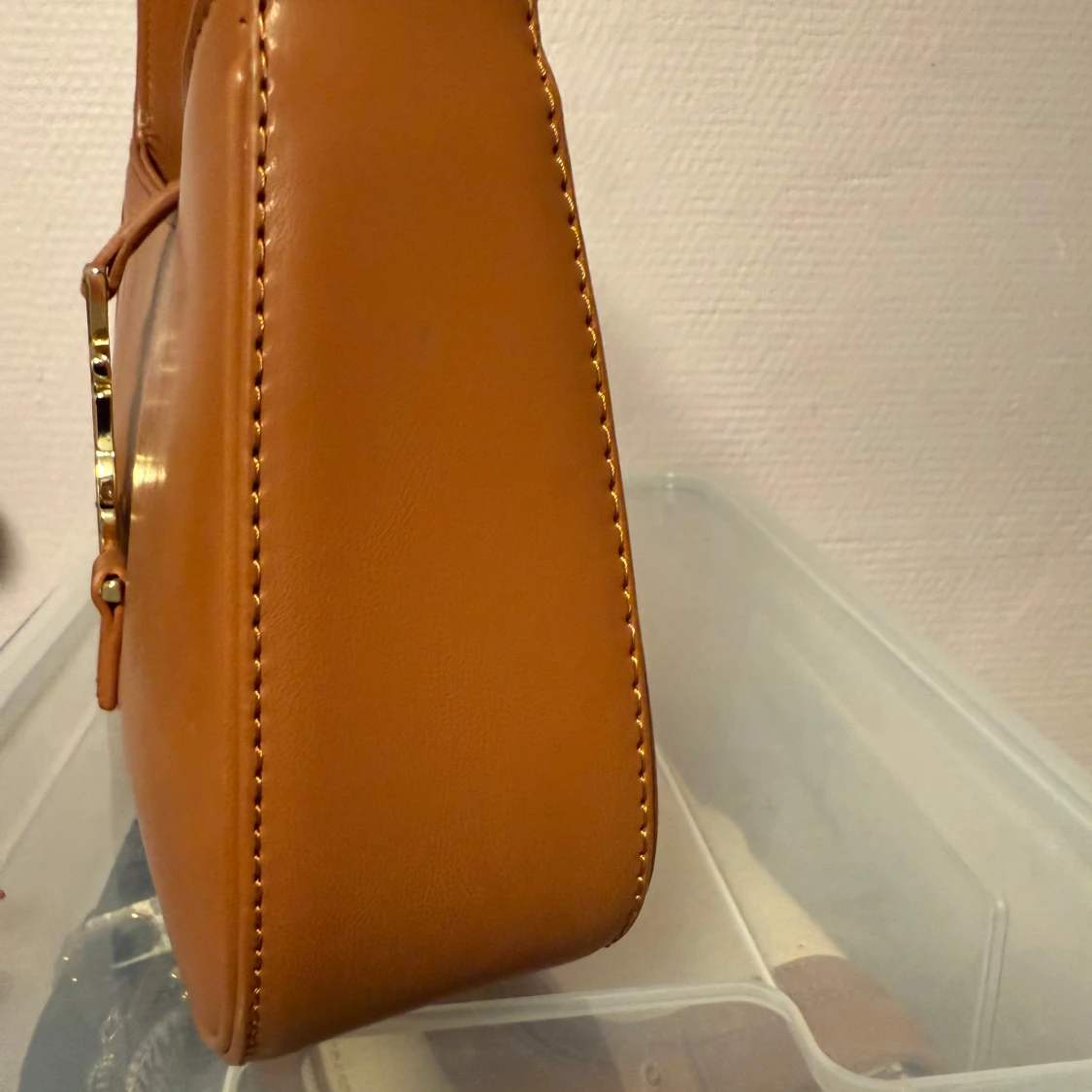 Brun axelväska i skinn med gulddetaljer - 1