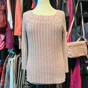 Rosa stickad tröja från Mansted - Supersöt ljusrosa stickad tröja från Mansted med ribbat mönster och snygga detaljer upptill. Tröjan har lång ärm och en något lös passform.