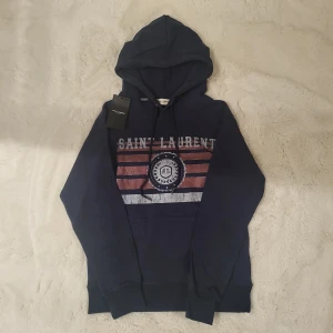Saint Laurent hoodie  - En Saint Laurent hoodie. Storlek: XS | Skick: 9/10 | Nypris ca 6000-7000 | Mitt pris: 1500 | Pris kan diskuteras vid snabb affär! | Hör av er vid frågor!