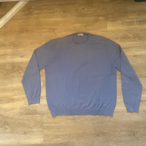 Stickad tröja  - En stickad tröja från mango i mycket bra skick. Storlek XL men funkar som M/L. 