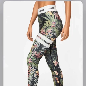 Träningsbyxor från Stronger - Snygga leggings från Stronger utan defekter💕