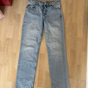 Ljusblå raka jeans från Zara - Säljer ett par ljusblå jeans från Zara i rak modell. Jeansen har klassisk femficksdesign, knappgylf och bälteshällor. Tillverkade i bomull med snyggt tvättad finish och kontrastsömmar. Perfekta för en avslappnad och trendig look. Storlek 36!🩷