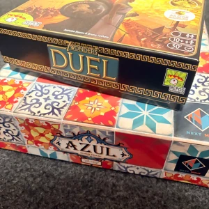 7 Wonders Duel & Azul - Två populära sällskapsspel! 7 Wonders Duel är ett strategispel för två, perfekt för snabba matcher. Azul bjuder på färgglad brickläggning och taktik. Perfekt för spelkvällar med vänner eller familj!     350kr för bada. 