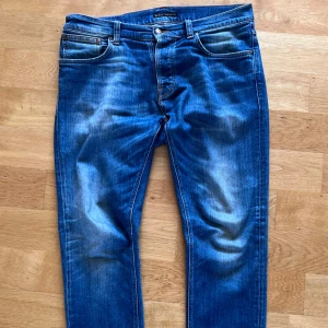 Blå jeans från Nudie Jeans, W33 L30 - Säljer nu  mina  klassiska blåa jeans från Nudie Jeans för ett bra pris. Byxorna är i bra skick och har inga slitningar etc.  W33 L30