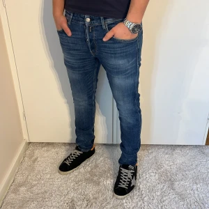 Replay Willbi jeans  - Replay Jeans | skick 9/10 | Storlek 30/32 | Pris - 499kr | Modellen är ca 178cm lång | Hör av dig vid minsta fråga eller fundering!!