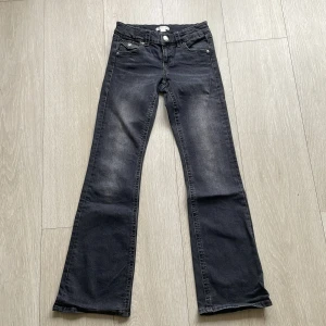 Svarta bootcut jeans från Gina Tricot stl 158 - Snygga svarta jeans från Gina Tricot. Ny pris 359