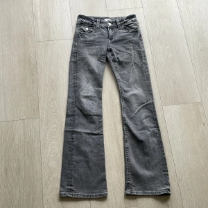 Grå bootcut jeans från Gina Tricot - Snygga grå jeans från Gina Tricot
