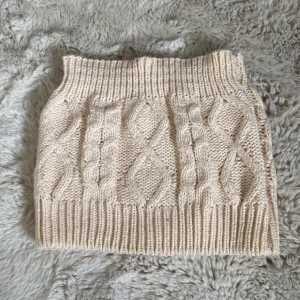 Beige stickad bandeu - Från shein! Storlek s. Kort.