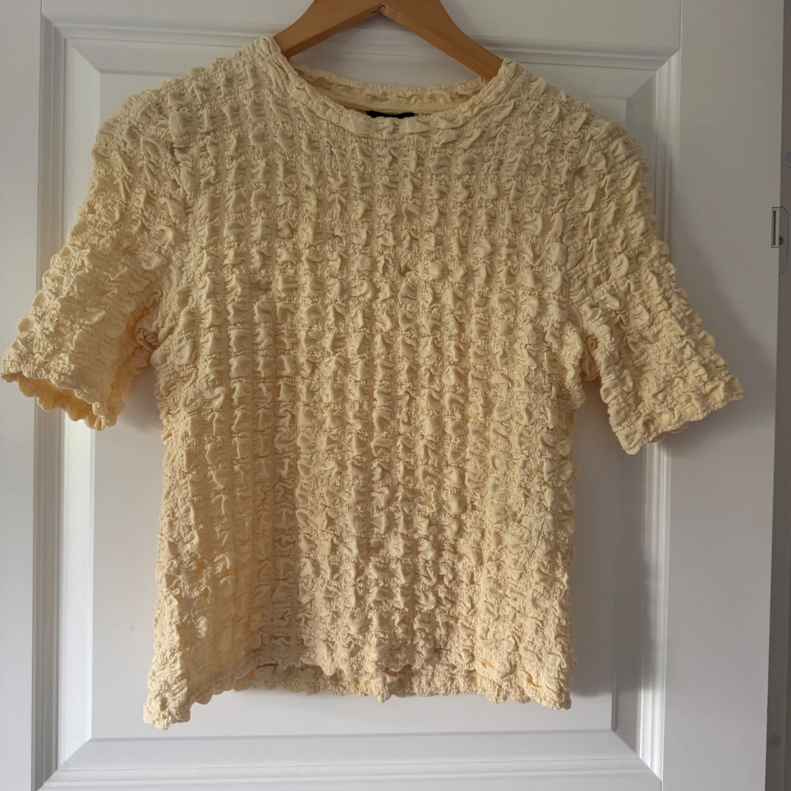 Gul strukturerad topp från Lindex - 1