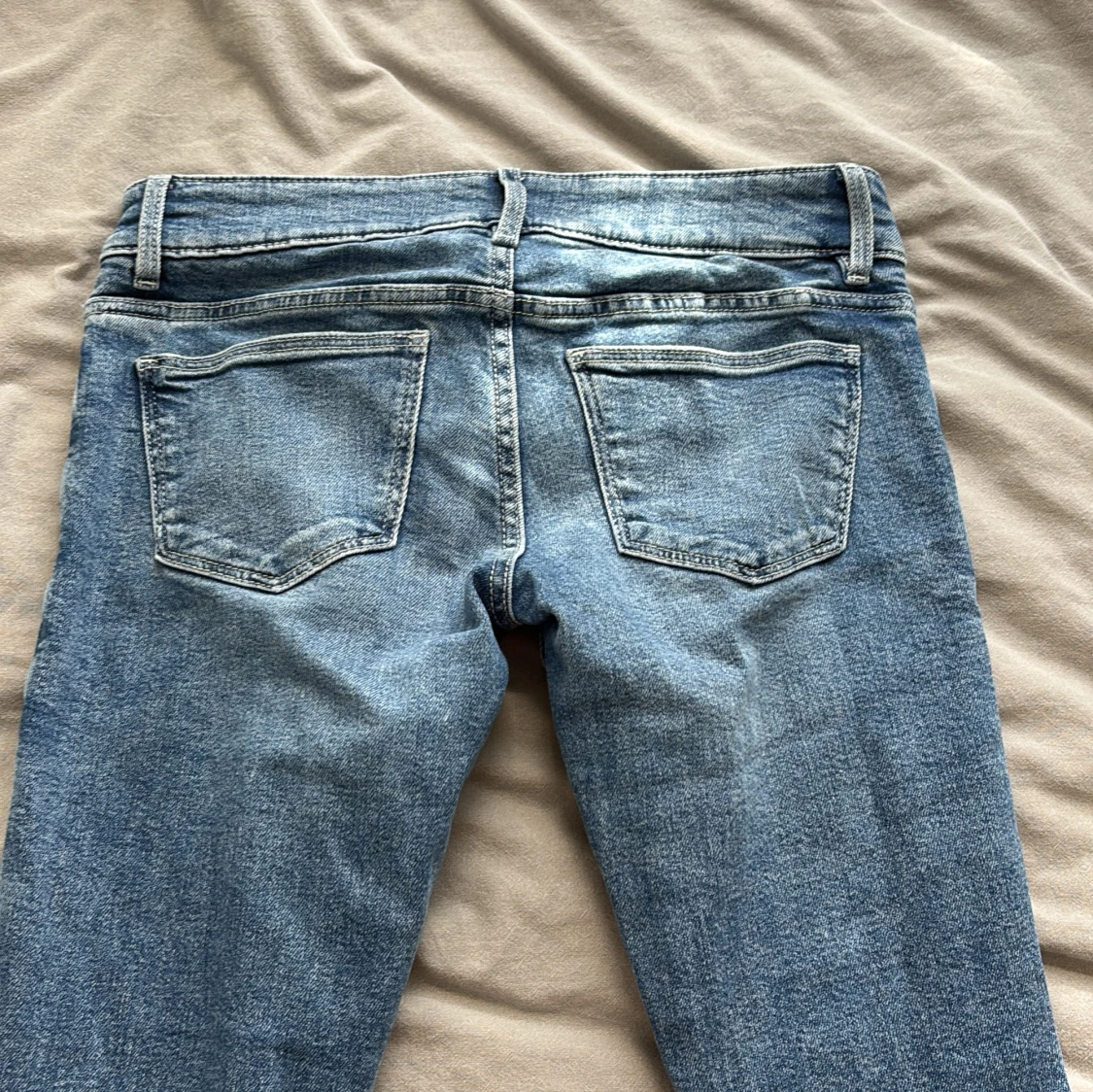 Low waist bootcut jeans från Gina Tricot - 2