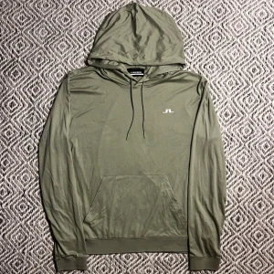 J.Lindeberg Huvtröja - J.Lindeberg Golf Huvtröja! | Skick 9/10 mycket bra | Nypris 1500kr | Mitt pris 599kr | Kom pm vid frågor eller funderingar! | Postas eller hemleverans i Gävle området!