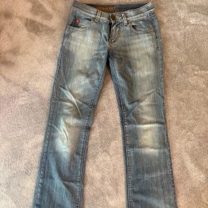 Lågmidjade bootcut miss sixty jeans - Så sjukt snygga! Älskar dem💕💕 de är lite ihopsydda vid gylfen men det är ingenting som syns, gylfen fungerar precis som vanligt! Det går bra att använda köp nu💕