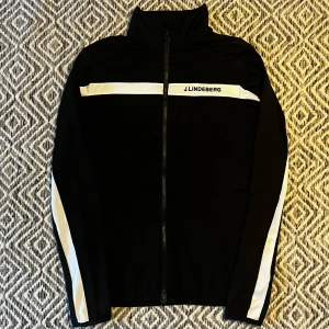 J.Lindeberg Tröja - J.Lindeberg Golf Tröja | Storlek S passar XS | Skick 9/10 mycket bra | Nypris 1300kr | Mitt pris 599kr | Kom pm vid frågor eller funderingar! | Postas eller hemleverans i Gävle området!