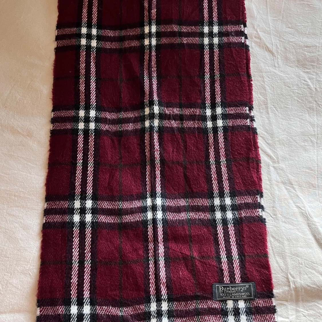Rutig vinröd halsduk från Burberrys - 1