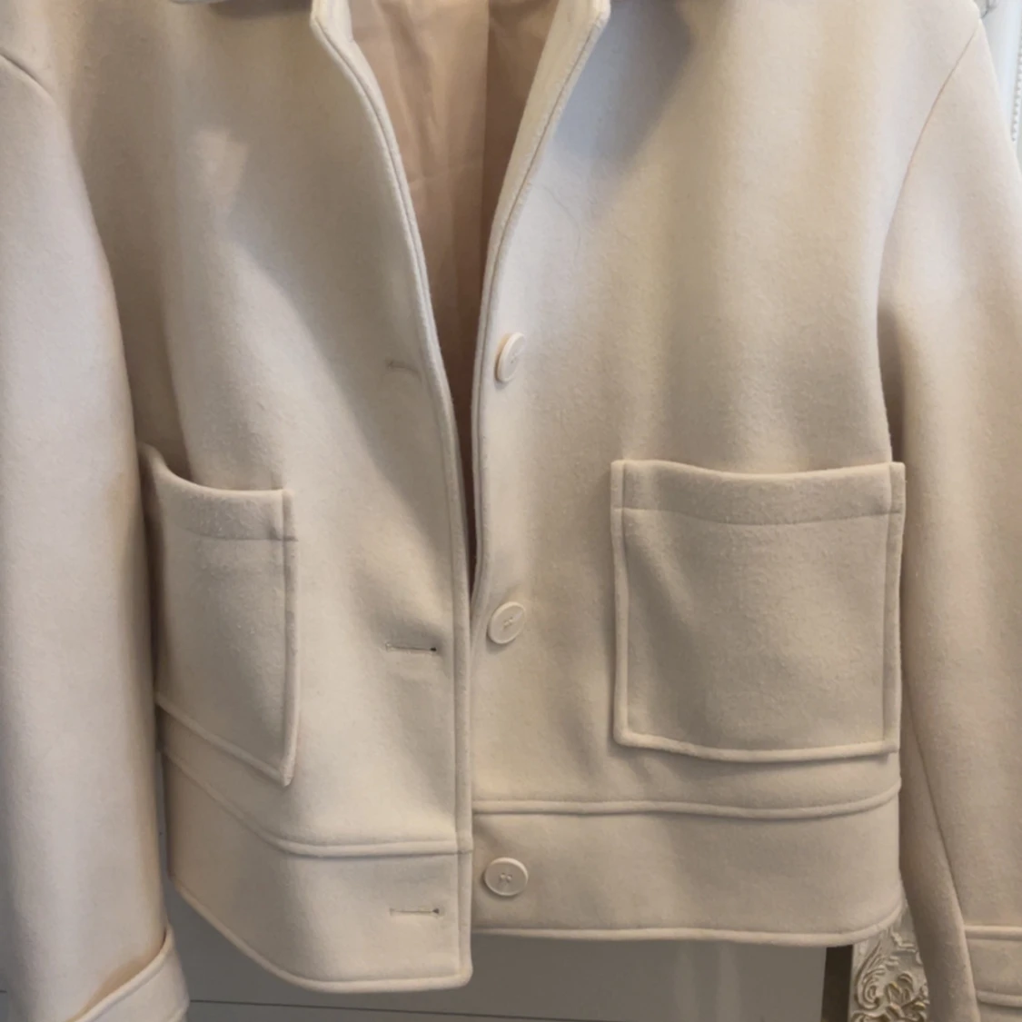 Beige ulljacka med stora fickor