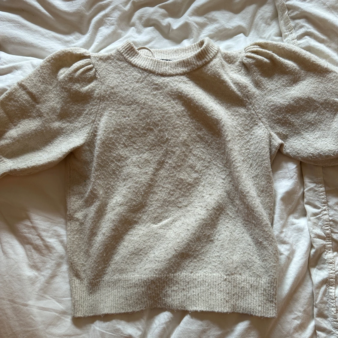 Beige stickad tröja med puffärm - 1