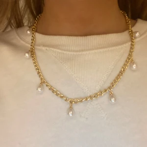 Guld halsband med pärlor - Halsband i guld med pärlor, säljer matchande örhängen till i min profil. Nytt skick 💞💞