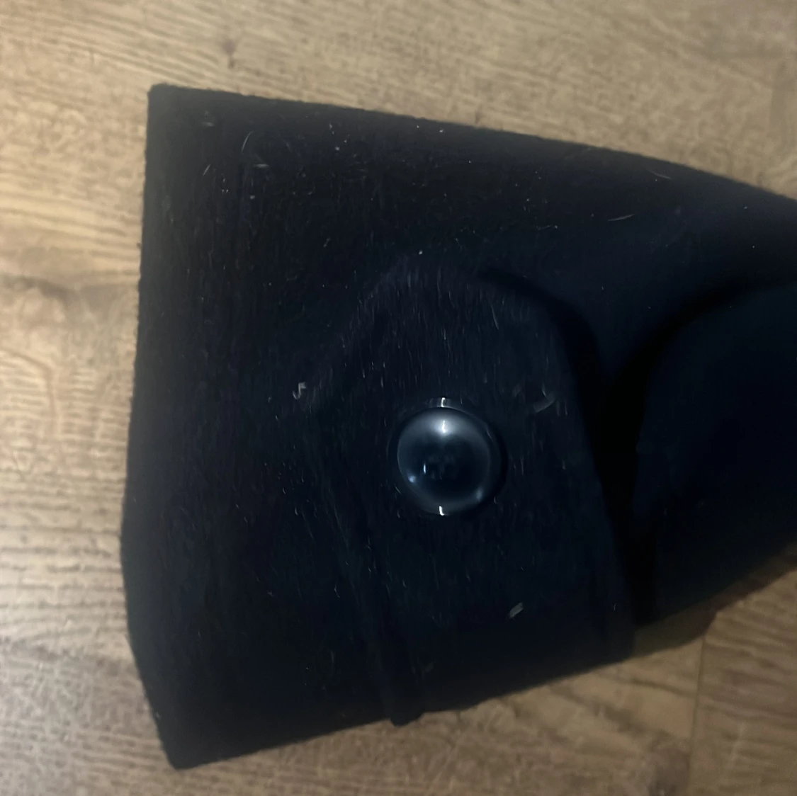 Marinblå kappa med pälskantad huva - 4