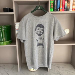 A.P.C T shirt - En riktigt go APC t shirt i väldigt bra skick. Trycket på bröstet är helt intakt och inga andra defekter förekommer. Nypris på denna är runt 900 kr. Priset är ej hugget i sten, hör av dig vid frågor!