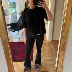 Lurvig svart tröja - Lurvig och kortärmad tröja från FWSS (Fall Winter Spring Summer). Använd 2 gånger. Köpt på NK för ca 2000 kr. Storlek L men liten i storlek. Jag har vanligtvis S.