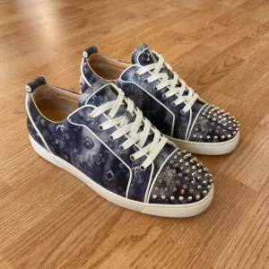 Christian Louboutin skor - Christian Louboutin skor i väldigt bra skick, finns märken på sulan och ytterst lite healdrag. Storlek 42 1/2 passar även 43. Tveka inte att kontakta vid minsta lilla fundering. 