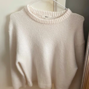 Vit stickad tröja - Super fin och knappt använd.  den är väldigt klar vit, färgen ser lite off ut på bilden. Den ser oxå lite norrpig ut på bild vilket den inte är🩷
