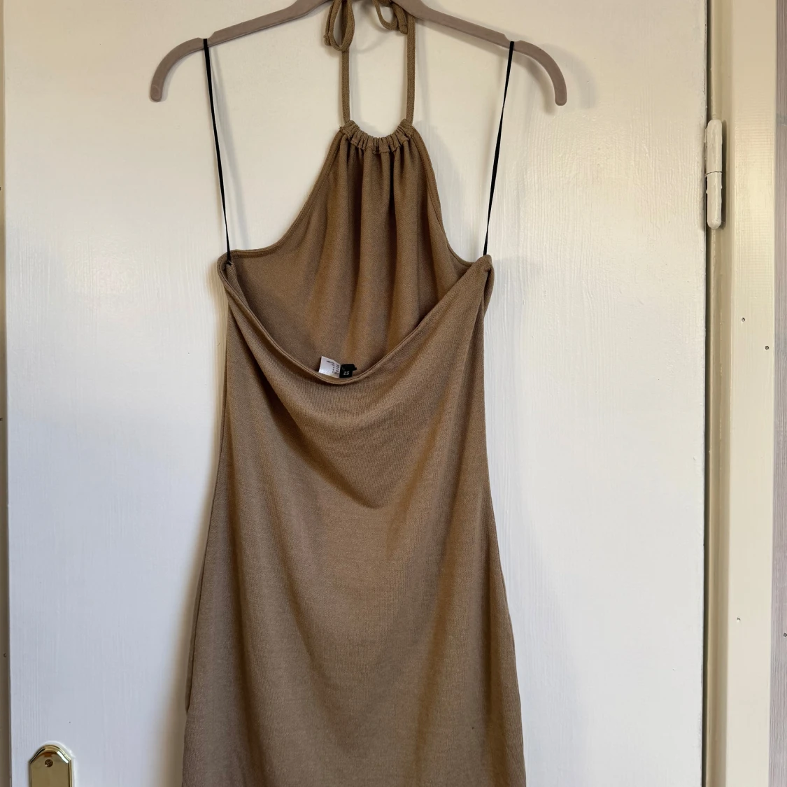 Brunaktig klänning med öppen rygg - 1