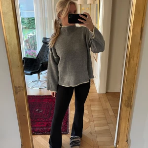 Zara tröja - Så fin grå tröja med vita detaljer från Zara. Använd 3 gånger. 