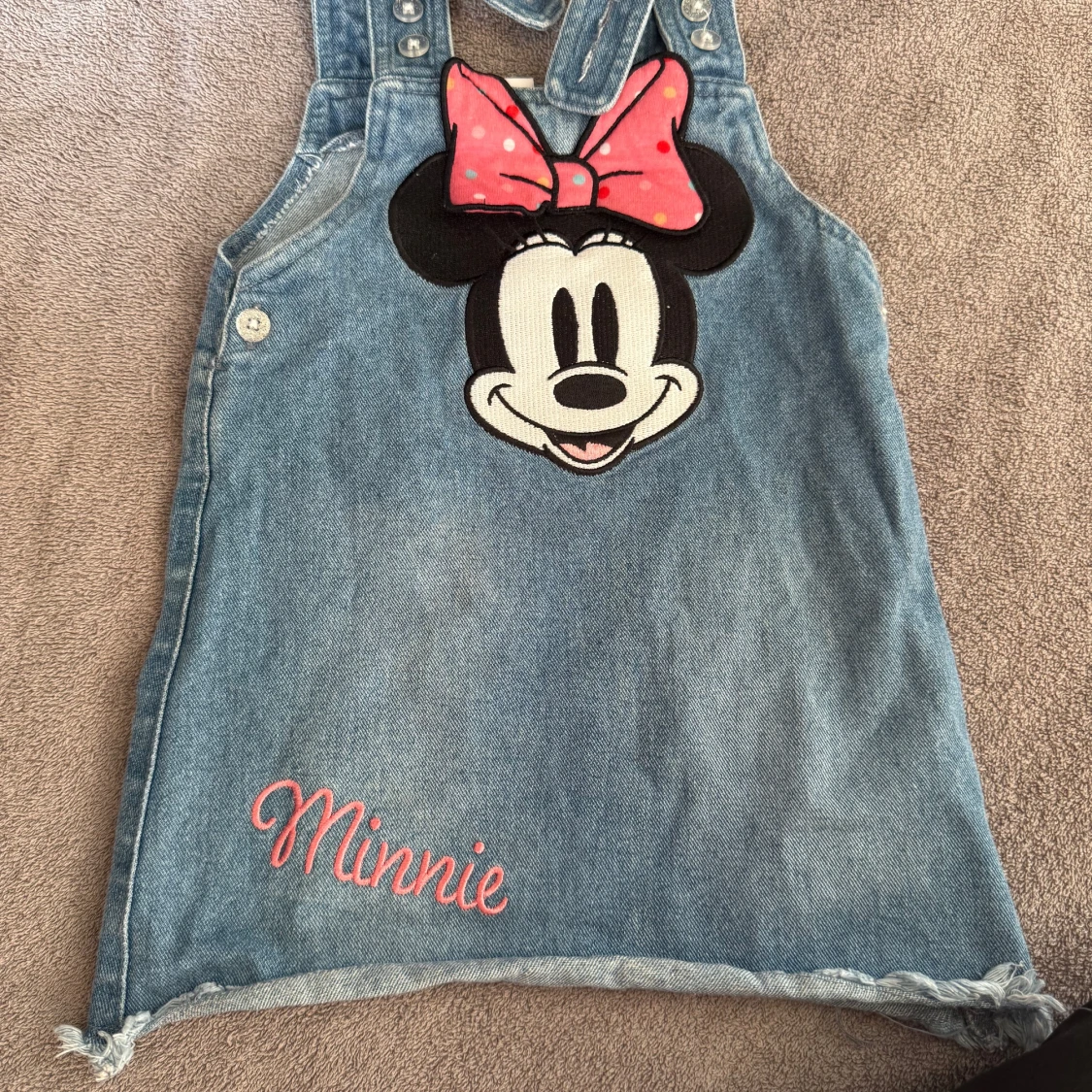 Jeansklänning med Minnie Mouse - 1