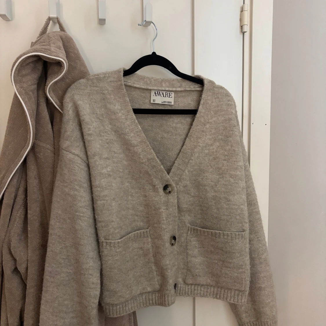 Beige kofta från AWARE med fickor - 3