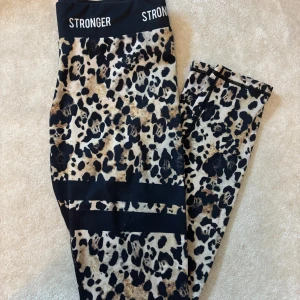 Stronger träningsthights - Säljer dessa träningsthightsen från Stronger i lepoardmönster. Hör av dig vid funderingar!☺️🥰Nypris 799kr